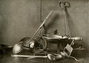 Sadiron, tång, skummare, gaffel, underlägg och hackfat av koppar, c1700-talet, 1937. av Unbekannt