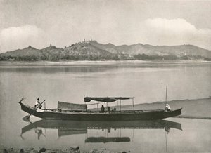 Sagaing, på Irrawaddy - varje kulle krönt med en pagod, 1900. av Unbekannt