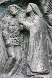 Saint-Pierre de Montmartre kyrka: Notre Dame dörrskulptur: Jesus avsätts av korset, Paris, Frankrike av Unbekannt