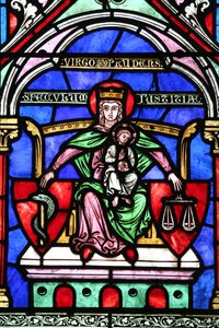 Saint Fargeau kyrka. Fönster i målat glas. Jungfru Maria och Jesusbarnet. Frankrike av Unbekannt