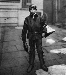 Scavenger boy, som rensar upp hästspillning på vägen, London, 1926-1927 av Unbekannt