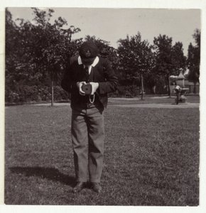 Skolpojke som fotograferar, c 1905 av Unbekannt