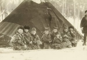 Sverige. Lappländska barn framför ett tält. Omkring 1900 av Unbekannt