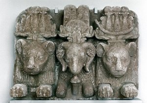 Skulptur av tre djurhuvuden av Unbekannt