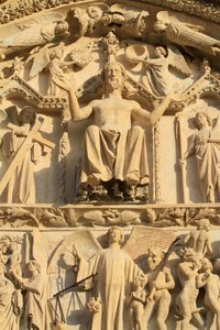 Skulptur av Kristus sittande på en tron. Den sista domen. Tympanum i den västra centralportalen. Stefansdomen. av Unbekannt