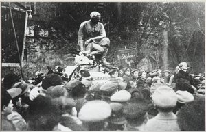 Sergei Yesenin vid invigningen av Koltsov Razin-monumentet, 1918 av Unbekannt