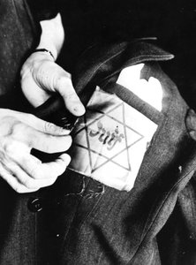 Sy den gula stjärnan som identifierar en jude på en jacka, tyskockuperade Paris, 1942 av Unbekannt