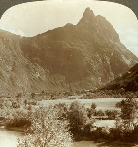 Vassa toppar av Romdalshorns krönande bergsvägg ovanför Rauma älv, Norge, c1905. av Unbekannt
