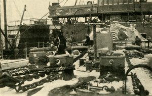 Fartyg som levererar kol under frysta förhållanden, första världskriget, 1914, c1920. av Unbekannt
