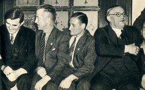 Skeppskamrater i land. John G. Winant, Ernest Bevin, med sjömän, 1942 av Unbekannt