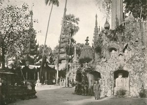 Helgedomar vid Shwedagon Pagoda, Yangon, 1900. av Unbekannt