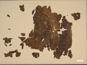 Sidenfragment med falkonerare som rider på en tjur, 1000-1100-tal. av Unbekannt