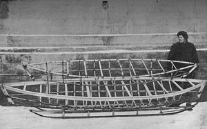 Skelett o kajak för enmansbambu och dubbelkajak, liggande på en handsläde, 1894, 1897 av Unbekannt