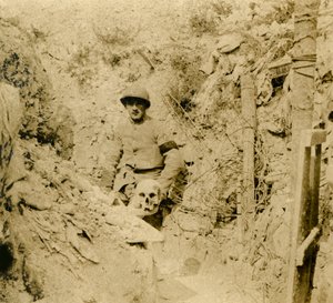 Skalle hittades nedgrävd i skyttegravarna, c1914-c1918 av Unbekannt