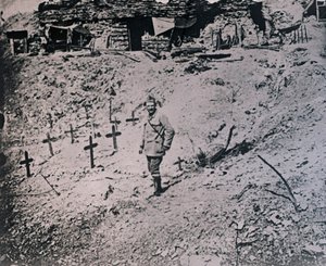 Soldat bland träkors, c1914-c1918 av Unbekannt