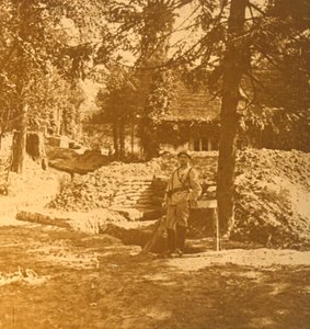 Soldat utanför skyttegraven, Bois des Loges, norra Frankrike, c1914-c1918 av Unbekannt