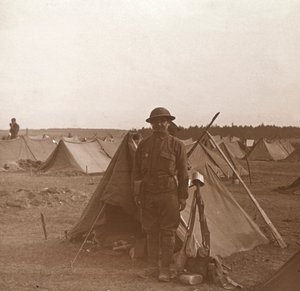 Soldat står vid tält, amerikanskt läger, Melette, Frankrike, c1914-c1918. av Unbekannt