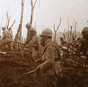 Soldater på frammarsch, c1914-c1918 av Unbekannt