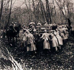 Soldater i skogen, c1914-c1918 av Unbekannt