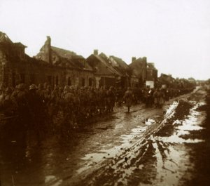 Soldater som marscherar förbi bombade hus, Champagne, norra Frankrike, c1914-c1918 av Unbekannt