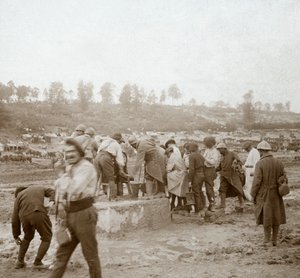 Soldater som köar i leran efter vatten, Genicourt, norra Frankrike, c1914-c1918 av Unbekannt