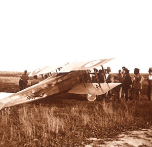 Soldater som omger biplan, Somme, norra Frankrike, c1914-c1918 av Unbekannt