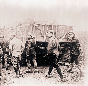 Soldater som går bakom stridsvagn, c1914-c1918. av Unbekannt