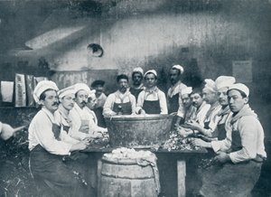 Några av kockarna förbereder soppan på Messagerie Van Gand, c1914 av Unbekannt