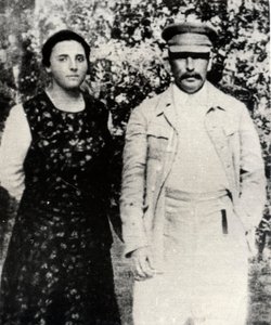 Sovjetledaren Josef Stalin med sin andra fru Nadezhda Alliluyeva, slutet av 1920-talet av Unbekannt