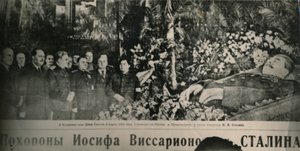 Sovjetiska ledare besöker Stalins blomsterprydda bår i Moskvas kolumnsal. Bakom chefen av Unbekannt