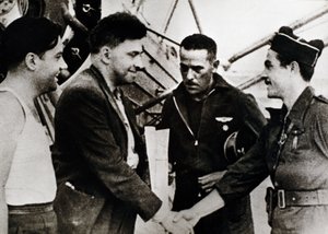 Spanska inbördeskriget (1936-1939): Ilia Grigorievich Ehrenburg (1891-1967), rysk författare, vid sin ankomst till Barcelonas flygplats (Spanien) (andra från vänster), som sovjetisk korrespondent för inbördeskriget av Unbekannt