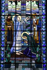 Målat glas i Notre Dame du Rosaire katolska kyrkan: Visitation, Saint-Ouen, Frankrike av Unbekannt