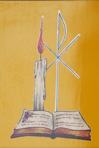 Fönster i målat glas. Altarljus och bibel, Aneho, Togo av Unbekannt