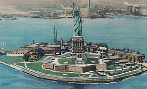Frihetsgudinnan på Bedloes Island i New Yorks hamn. New York City, c1940-talet av Unbekannt
