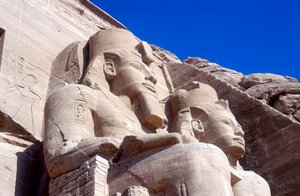 Statyer av Rameses II, framför huvudtemplet, Abu Simbel, Egypten, tidigt 1200-tal f.Kr. av Unbekannt