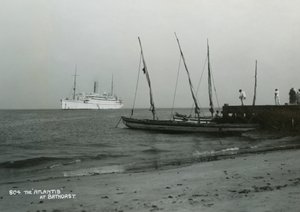 Ångfartyget Atlantis utanför Bathurst, Gambia, 1900-talet av Unbekannt