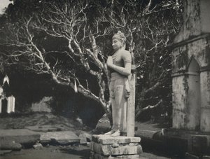 Stenfigur nära Ruwanweli Dagoba, Anuradhapura, 1926 av Unbekannt