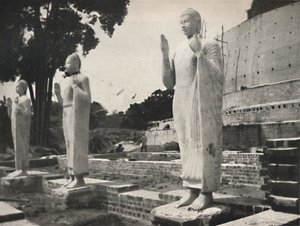 Stenstatyer framför Ruwanwali Dagoba under restaurering, Anuradhapura, 1926 av Unbekannt