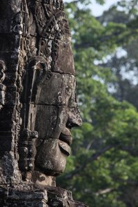 Steingesichter auf Türmen im Bayon-Tempel in Angkor Thom, die möglicherweise Jayavarman VII als Bodhisattva darstellen, Siem Reap, Kambodscha