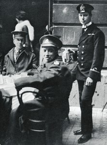 Underlöjtnant Prince Albert serverar te till sårade soldater vid Buckingham Palace, 1916 av Unbekannt