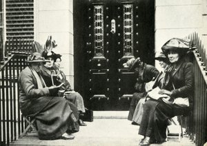 Suffragetter väntar på tröskeln till Sir Edward Carsons hem i London, 6 april 1914, 1947. av Unbekannt