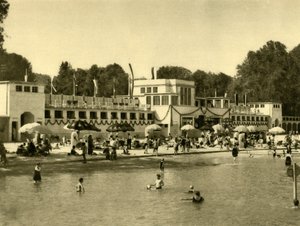 Simning i sjön Traunsee, Gmunden, Oberösterreich, c1935. av Unbekannt