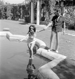 Skådespelerskan LAYA RAKI MED SKÅDESPELREN RON RANDELL PÅ VENICE LIDO - 1961 av Unbekannt