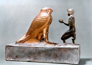 Taharqa framför falken Hemen, fornegyptisk, 700-talet f.Kr av Unbekannt
