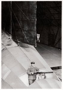 Stjärtskytt på ett tyskt Zeppelin-luftskepp, första världskriget, 1914-1918 1933 av Unbekannt