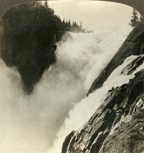 Fantastisk prakt för de mäktiga Riukan-fallen, där den börjar sin 800 fots droppe, Norge, c1905. av Unbekannt