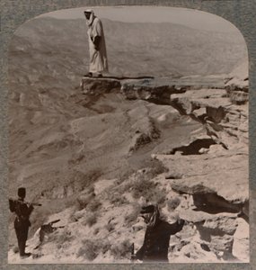 Arno. Dragoman stående på klippan, c1900 av Unbekannt