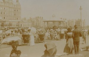 The Band Playing - Upper Leas, Folkestone, sent 1800-tidigt 1900-tal av Unbekannt