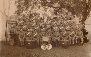 Bataljonsbandet för den första bataljonen, The Queens Own Royal West Kent Regiment. Poona, Indien, 1 av Unbekannt