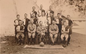 Bataljonsfotbollslaget för den första bataljonen, The Queens Own Royal West Kent Regiment. Poona, av Unbekannt
